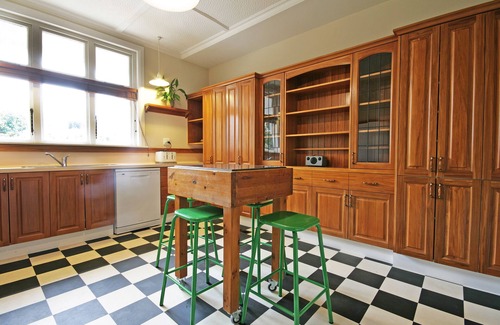 New Plymouth House | Pet-Friendly Pohutukawa House - Perfect for Family Getaways