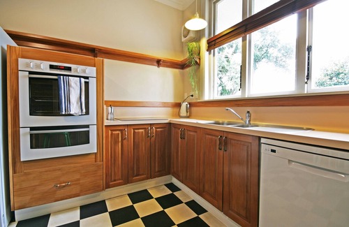 New Plymouth House | Pet-Friendly Pohutukawa House - Perfect for Family Getaways