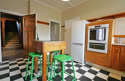 New Plymouth House | Pet-Friendly Pohutukawa House - Perfect for Family Getaways