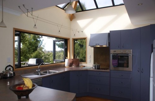 Lake Tarawera House | Pohutukawa Lake House: Relax with Pool & Ocean Views