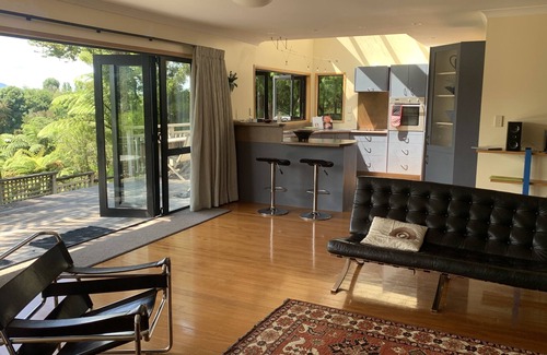Lake Tarawera House | Pohutukawa Lake House: Relax with Pool & Ocean Views