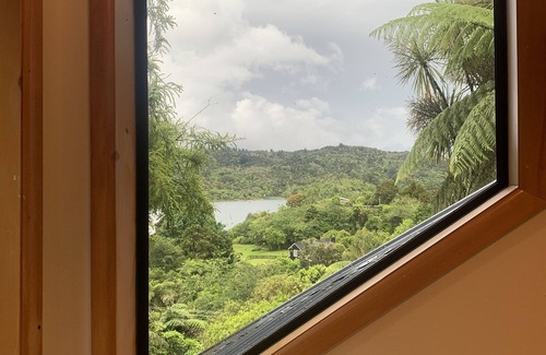 Lake Tarawera House | Pohutukawa Lake House: Relax with Pool & Ocean Views