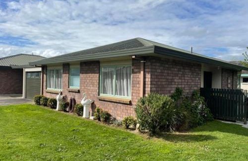 Matamata House | Experience Comfort at Pohutukawa Place - Rated 9/10