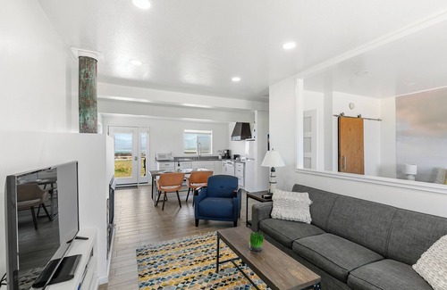 Point Arena Apartment | Discover Point Arena Lighthouse - Keeper's Apartment Retreat