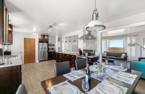 Point Arena House | Point Arena Lighthouse: Oceanfront Oasis with Top Ratings