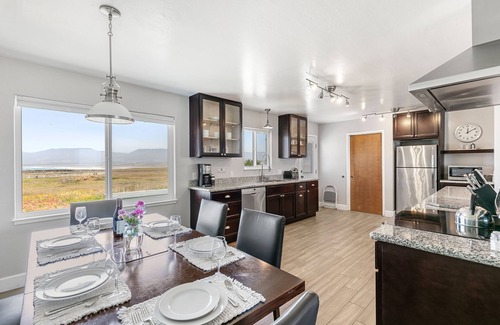 Point Arena House | Point Arena Lighthouse: Oceanfront Oasis with Top Ratings