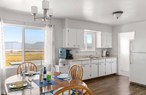 Point Arena House | Point Arena Lighthouse: Oceanfront Oasis with Top Ratings