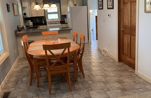 Two Rivers House | Point Beach Guest House - Tranquil Retreat Near the Shore