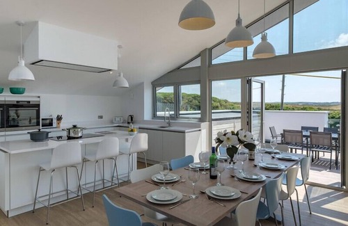 Polzeath Cottage | Point Break: Family-Friendly Retreat with Cozy Open Fire