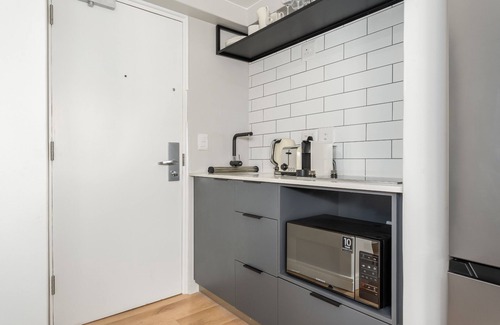 Green Point Apartment | Point Break: Modern Studio with Breathtaking Mountain Views