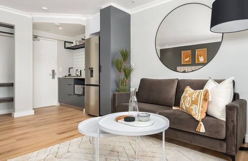 Green Point Apartment | Point Break: Modern Studio with Breathtaking Mountain Views