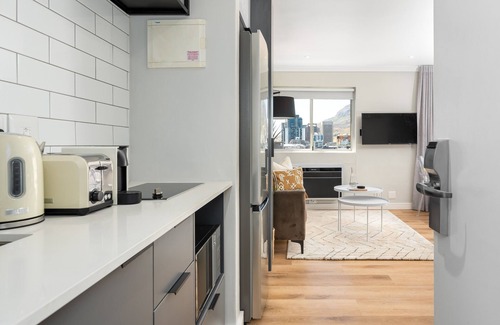 Green Point Apartment | Point Break: Modern Studio with Breathtaking Mountain Views