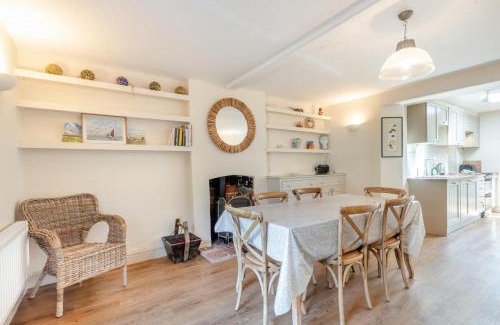 Holt House | Charming Point Cottage: Family-Friendly & Guest Rated 9/10