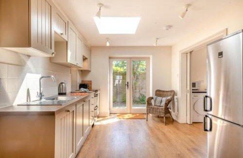 Holt House | Charming Point Cottage: Family-Friendly & Guest Rated 9/10