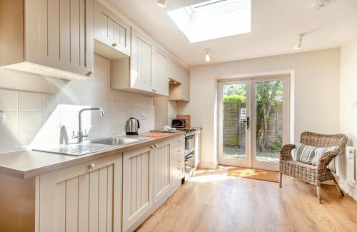 Holt House | Charming Point Cottage: Family-Friendly & Guest Rated 9/10