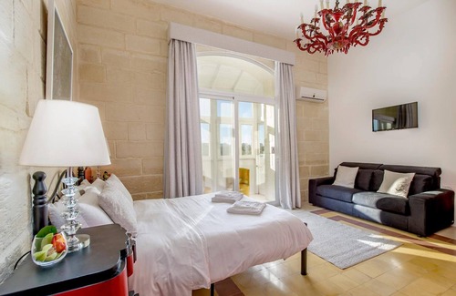 Rabat House | Inviting Point de Vue: Family-Friendly with Restaurant & Breakfast