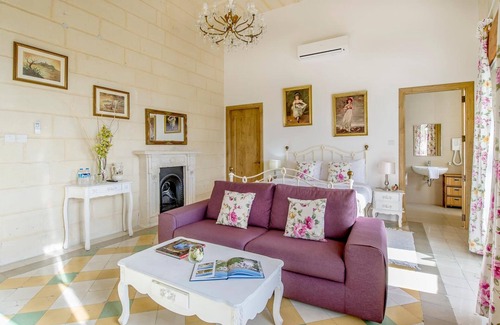 Rabat House | Inviting Point de Vue: Family-Friendly with Restaurant & Breakfast