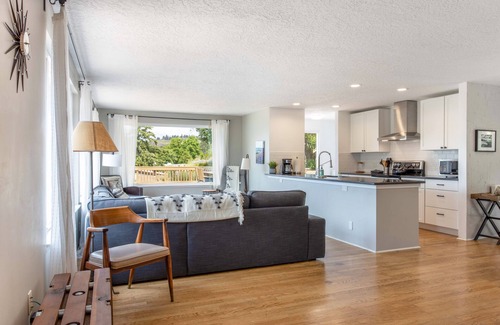 Lyle House | Scenic Point Lyle with River Views & Family-Friendly Amenities