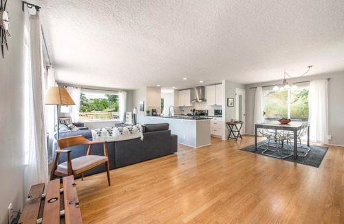 Lyle House | Scenic Point Lyle with River Views & Family-Friendly Amenities