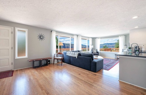 Lyle House | Scenic Point Lyle with River Views & Family-Friendly Amenities