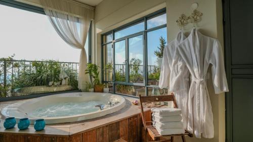 Kela Alon Cabin | Point of View: Oceanfront Getaway with Spa and Pool