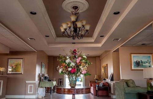 Point Pleasant Beach Hotel | Discover Comfort at Point Pleasant Manor with Pool & Hot Tub