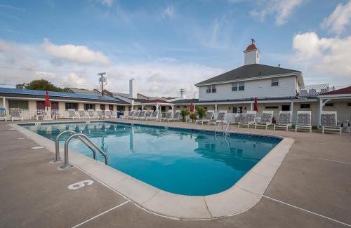 Point Pleasant Beach Hotel | Discover Comfort at Point Pleasant Manor with Pool & Hot Tub