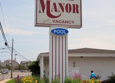 Point Pleasant Beach Hotel | Discover Comfort at Point Pleasant Manor with Pool & Hot Tub