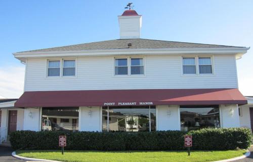 Point Pleasant Beach Hotel | Discover Comfort at Point Pleasant Manor with Pool & Hot Tub