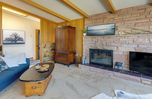 Point Roberts Cottage | Point Roberts Cottage: Ocean Views & Relaxing Hot Tub