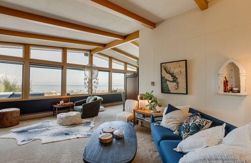 Point Roberts Cottage | Seaside Retreat at Point Roberts with Ocean Views & Hot Tub