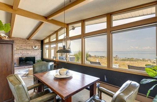 Point Roberts Cottage | Seaside Retreat at Point Roberts with Ocean Views & Hot Tub