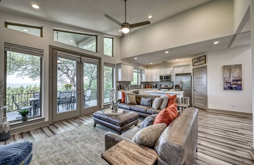 Point Venture House | Experience Point Venture Lakehouse: Pool, Spa & Breakfast