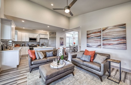 Point Venture House | Experience Point Venture Lakehouse: Pool, Spa & Breakfast