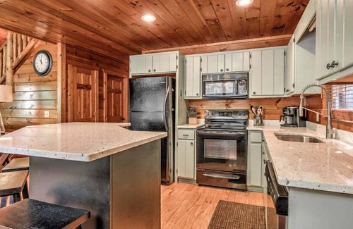 Ridgeline Vistas Cabin | Inviting Points of View - Mountain View: Pet Friendly Escape