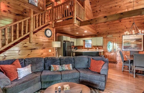 Ridgeline Vistas Cabin | Inviting Points of View - Mountain View: Pet Friendly Escape