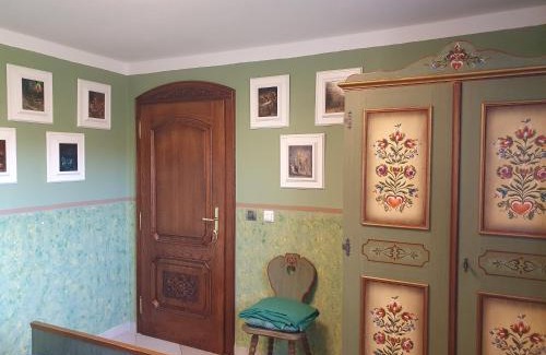 Hazlov House | Charming Garden Room with Outstanding 9.4/10 Rating