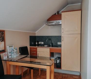 Krobielowice Hotel | Pet-Friendly Retreat: Pokoje hotelowe Azyl Awaits You