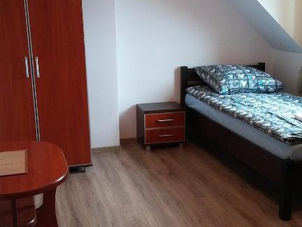 Miłki House | Family-Friendly Pokoje Kleszczewo Osada with Hot Tub
