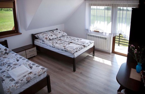 Miłki House | Family-Friendly Pokoje Kleszczewo Osada with Hot Tub