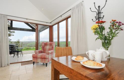 Cury House | Comfortable Pol Glas Cabin - Pet-Friendly 4-Star Retreat