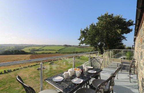 Cury House | Family-Friendly Retreat at Pol Glas Hall - 4 Star Comfort