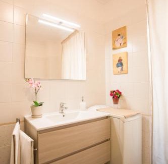 Rione XI Sant'Angelo Apartment | Inviting Polacchi 42 Apartment: Family-Friendly Retreat