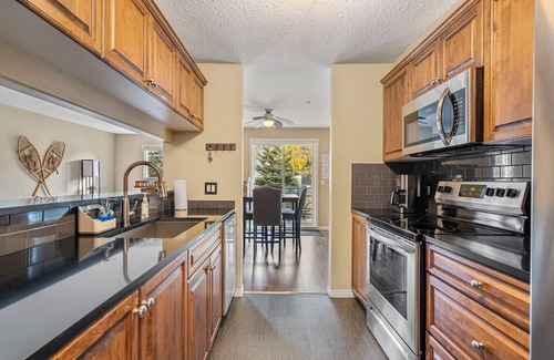 East Kootenay Condo | Polar Peak: Hot Tub, Pool & Gas Fireplace Retreat