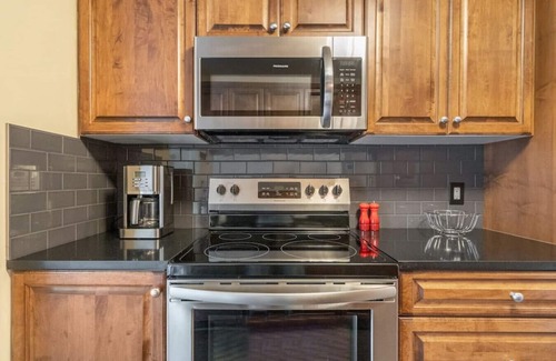 East Kootenay Condo | Polar Peak: Hot Tub, Pool & Gas Fireplace Retreat