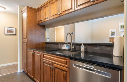 East Kootenay Apartment | Cozy Polar Peaks with Hot Tub, Pool & Gas Fireplace