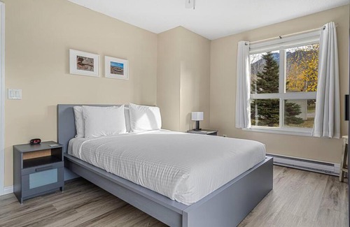 East Kootenay Apartment | Cozy Polar Peaks with Hot Tub, Pool & Gas Fireplace