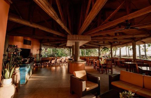 Loon Resort | Pet-Friendly Polaris Beach and Dive Resort: Oceanfront Escape