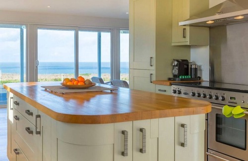 Bude House | Ideal Kiwi Beach House with Ocean Views for Family Gatherings