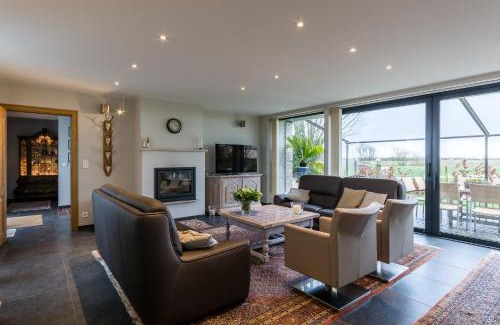 Watervliet House | Welcoming Polderwoning 'Cleylantshof': 4-Star Family Retreat